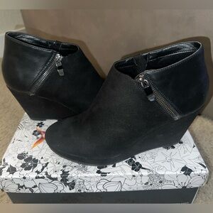 Women’s Suede Shoe